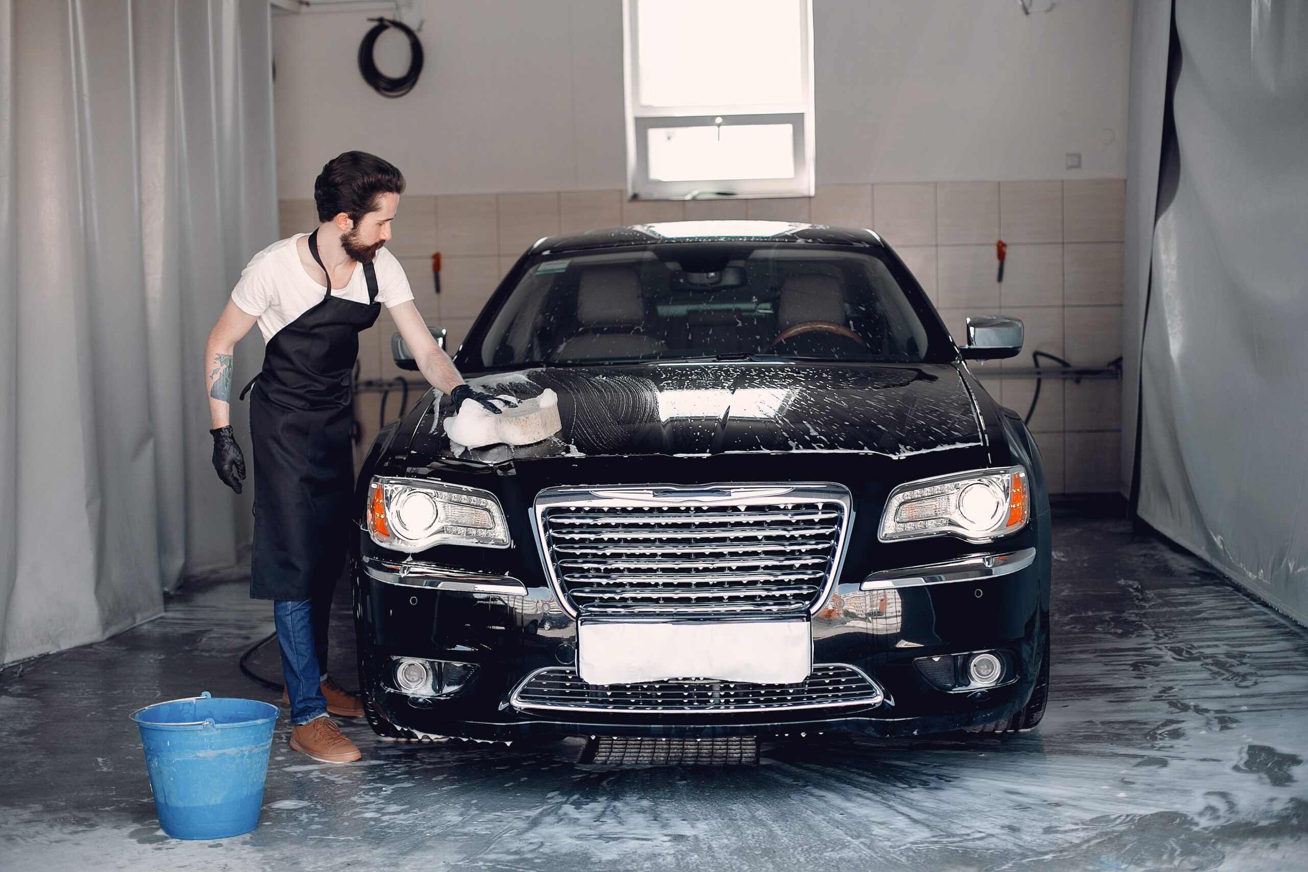 homme-lave-sa-voiture-dans-un-garage (1)-min