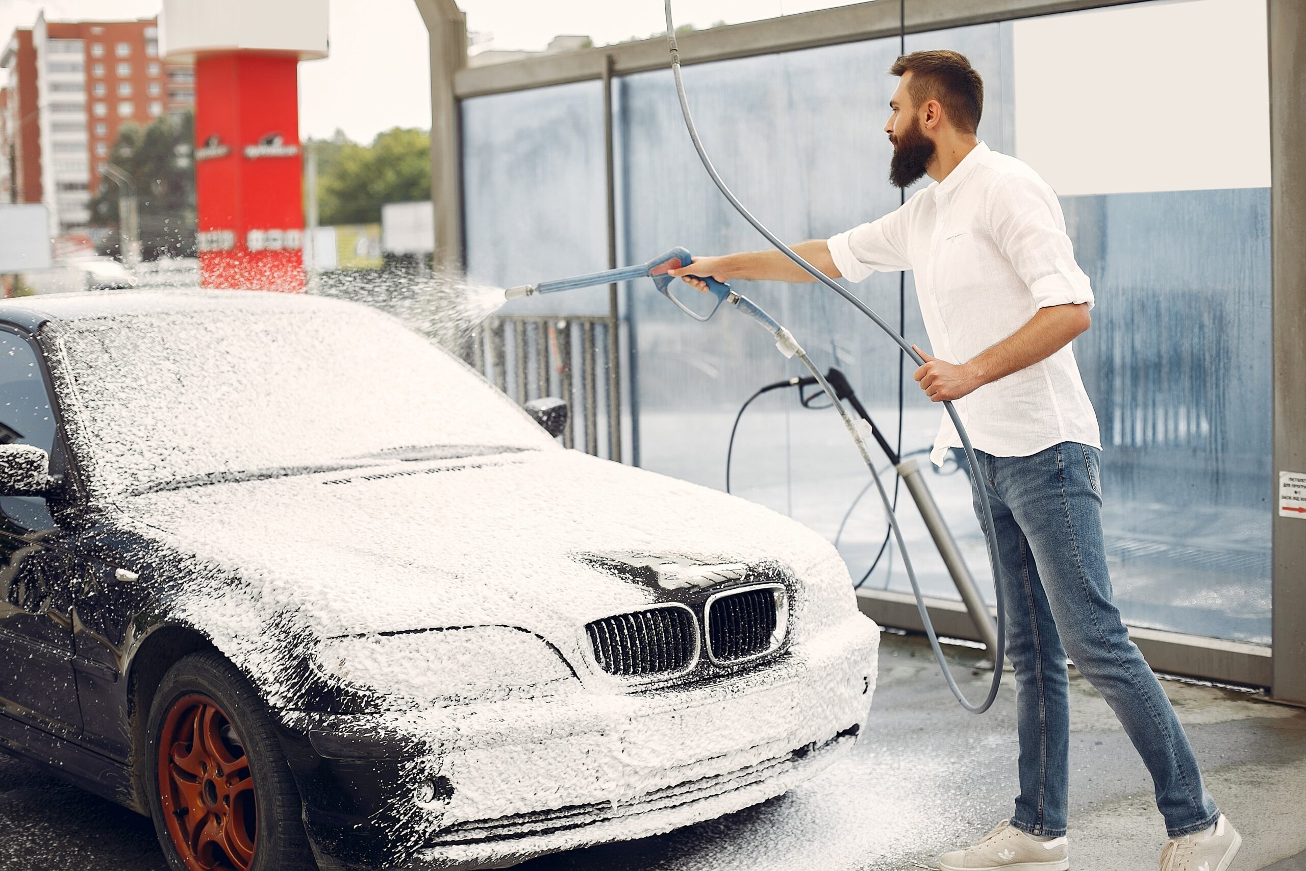 homme-lave-sa-voiture-dans-une-station-de-lavage (1)-min